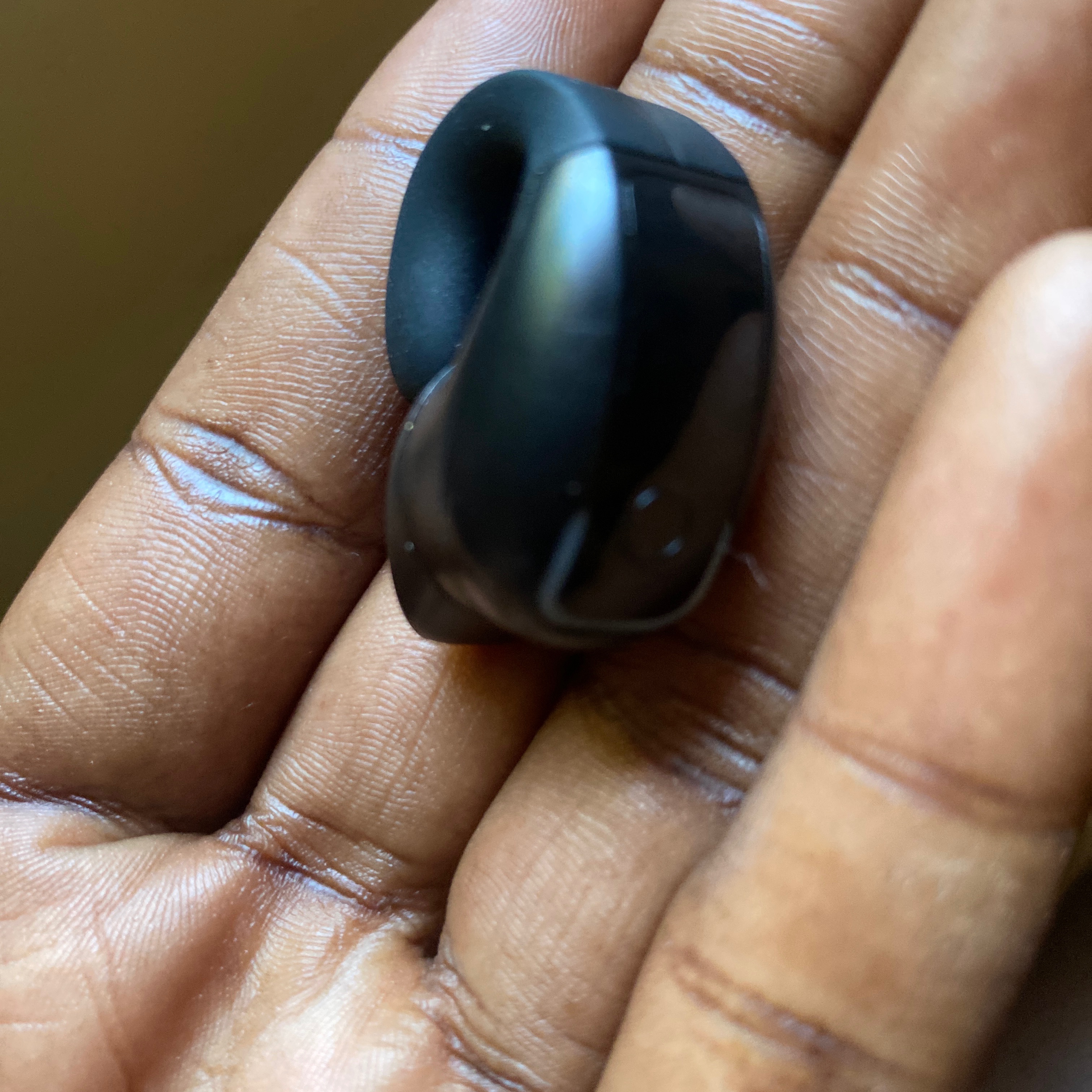 AirPods  avec un oreille — vue 2