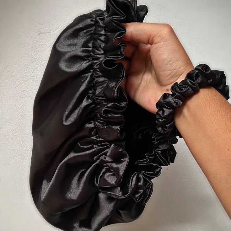 Bonnet en satin — vue 2