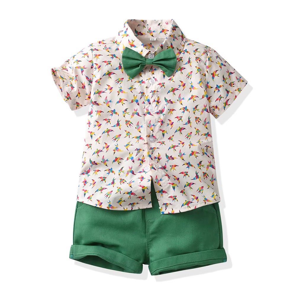 Prêt à expédier ensemble deux pièces à manches courtes de style vacances à la plage pour garçons ensemble chemise et short pour enfants d'inspiration hawaïenne élégant — vue 4