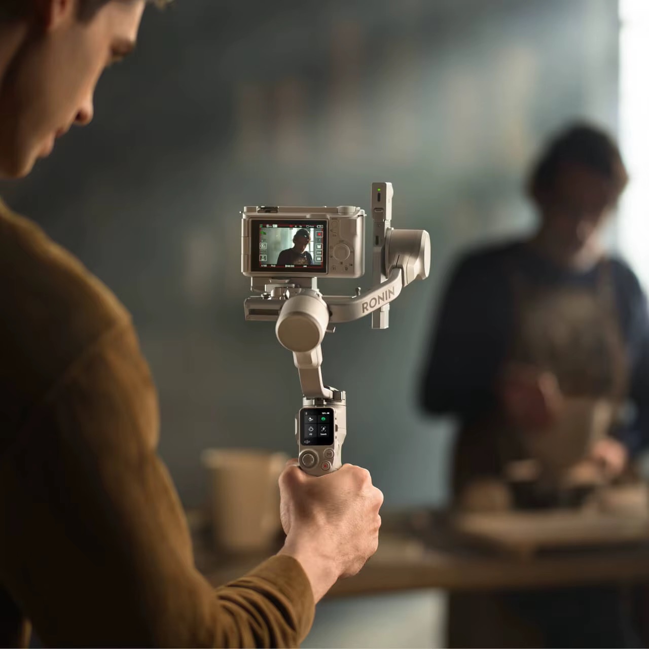 Mini stabilisateur RS 3/4 avec mode de suivi réactif et verrous d'axe automatisés de 2e génération pour téléphone et appareil photo — vue 5